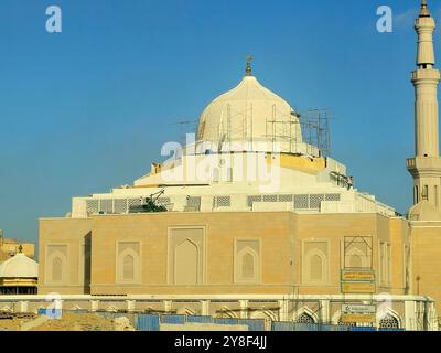 Kairo, Ägypten, 21. September 2024: Eine neue Moschee im Bau mit Gerüsten um die Kuppel, mit einem hohen Minarett der Masjid, neue Moschee mit sc Stockfoto