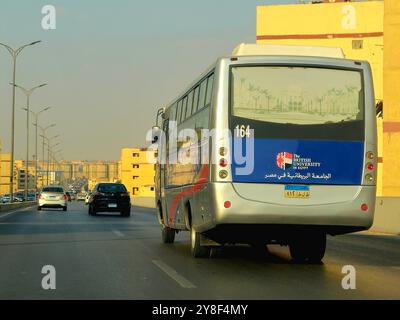 Kairo, Ägypten, 25. September 2024: Minibus-Pkw der British University in Egypt, BUE British Education Style und Auszeichnungen d Stockfoto