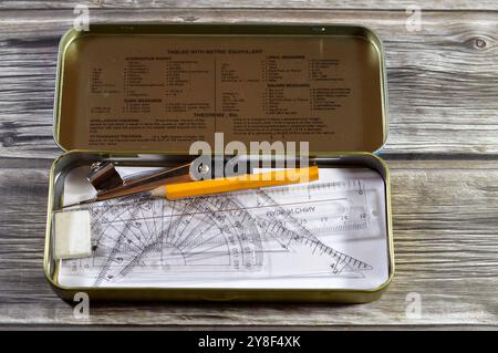 Mathematische Instrumentenkasten, Geometrieset im Metallkoffer für Schüler in der Schule, Winkelmesser, Dreieck, Bleistift, Lineal, Radierer, Kompass, zurück zur Schule A Stockfoto