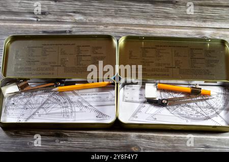 Mathematische Instrumentenkasten, Geometrieset im Metallkoffer für Schüler in der Schule, Winkelmesser, Dreieck, Bleistift, Lineal, Radierer, Kompass, zurück zur Schule A Stockfoto