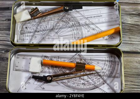 Mathematische Instrumentenkasten, Geometrieset im Metallkoffer für Schüler in der Schule, Winkelmesser, Dreieck, Bleistift, Lineal, Radierer, Kompass, zurück zur Schule A Stockfoto