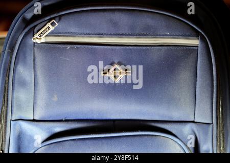 Kairo, Ägypten, 29. September 2024: Rucksack-Klassiker, Rucksack-Haversack, einfachste rahmenlose Form, Stoffsack auf dem Rücken getragen und gesichert Stockfoto
