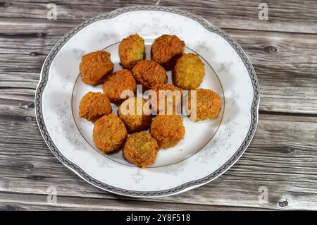 Frittierte Kichererbsen Falafel, ein frittierter Ball oder eine pastete Krapfen ägyptischer Herkunft, hergestellt aus breiten Bohnen, gemahlenen Kichererbsen oder beidem, Mittelösterreich Stockfoto