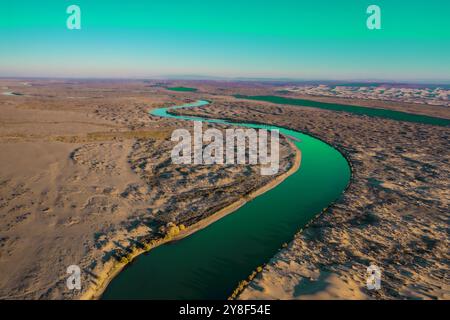 ALTAY, CHINA – 4. OKTOBER 2024 – der Berezik River fließt von Osten nach Westen in den Arktischen Ozean in der Präfektur Altay, Provinz Xinjiang, China, Oktobe Stockfoto