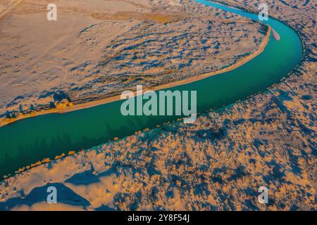 ALTAY, CHINA – 4. OKTOBER 2024 – der Berezik River fließt von Osten nach Westen in den Arktischen Ozean in der Präfektur Altay, Provinz Xinjiang, China, Oktobe Stockfoto