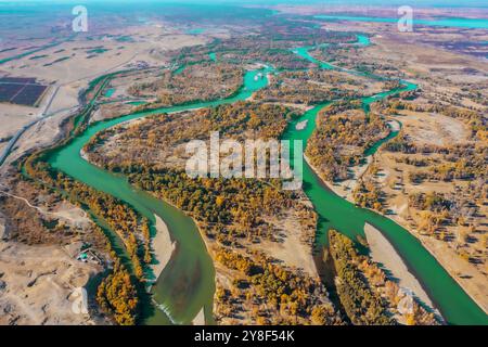 ALTAY, CHINA – 4. OKTOBER 2024 – der Berezik River fließt von Osten nach Westen in den Arktischen Ozean in der Präfektur Altay, Provinz Xinjiang, China, Oktobe Stockfoto