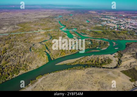 ALTAY, CHINA – 4. OKTOBER 2024 – der Berezik River fließt von Osten nach Westen in den Arktischen Ozean in der Präfektur Altay, Provinz Xinjiang, China, Oktobe Stockfoto