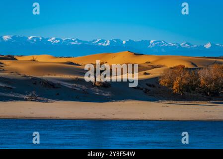 ALTAY, CHINA – 4. OKTOBER 2024 – der Berezik River fließt von Osten nach Westen in den Arktischen Ozean in der Präfektur Altay, Provinz Xinjiang, China, Oktobe Stockfoto