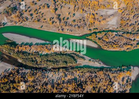 ALTAY, CHINA – 4. OKTOBER 2024 – der Berezik River fließt von Osten nach Westen in den Arktischen Ozean in der Präfektur Altay, Provinz Xinjiang, China, Oktobe Stockfoto