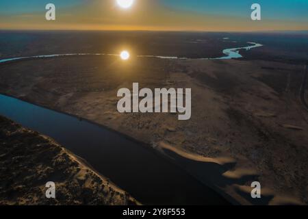 ALTAY, CHINA – 4. OKTOBER 2024 – der Berezik River fließt von Osten nach Westen in den Arktischen Ozean in der Präfektur Altay, Provinz Xinjiang, China, Oktobe Stockfoto