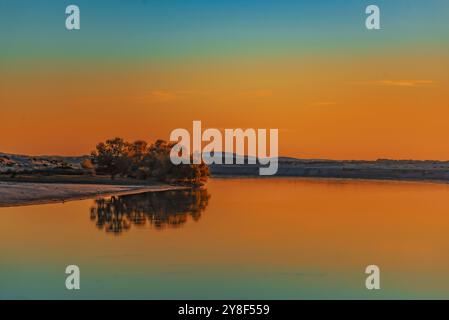 ALTAY, CHINA – 4. OKTOBER 2024 – der Berezik River fließt von Osten nach Westen in den Arktischen Ozean in der Präfektur Altay, Provinz Xinjiang, China, Oktobe Stockfoto