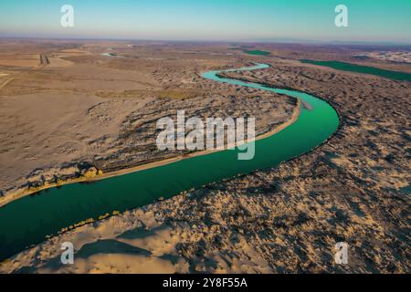 ALTAY, CHINA – 4. OKTOBER 2024 – der Berezik River fließt von Osten nach Westen in den Arktischen Ozean in der Präfektur Altay, Provinz Xinjiang, China, Oktobe Stockfoto