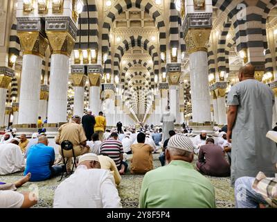 Medina, Saudi-Arabien, 28. Juni 2024: Das Innere der Propheten-Moschee oder Al Masjid Al Nabawi, ein bedeutender Wallfahrtsort, der unter dem Purvi fällt Stockfoto