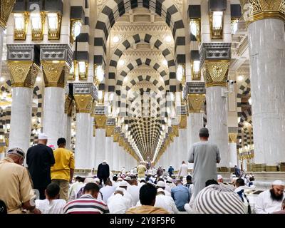 Medina, Saudi-Arabien, 28. Juni 2024: Das Innere der Propheten-Moschee oder Al Masjid Al Nabawi, ein bedeutender Wallfahrtsort, der unter dem Purvi fällt Stockfoto