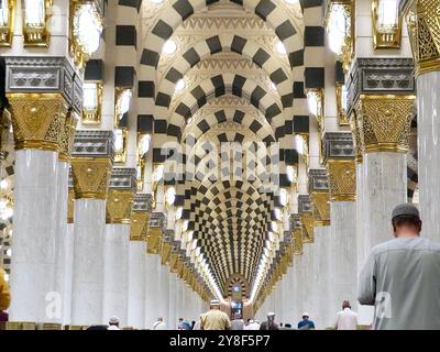 Medina, Saudi-Arabien, 28. Juni 2024: Das Innere der Propheten-Moschee oder Al Masjid Al Nabawi, ein bedeutender Wallfahrtsort, der unter dem Purvi fällt Stockfoto