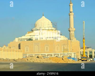 Kairo, Ägypten, 21. September 2024: Eine neue Moschee im Bau mit Gerüsten um die Kuppel, mit einem hohen Minarett der Masjid, neue Moschee mit sc Stockfoto