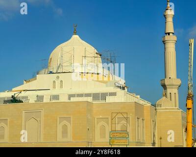 Kairo, Ägypten, 21. September 2024: Eine neue Moschee im Bau mit Gerüsten um die Kuppel, mit einem hohen Minarett der Masjid, neue Moschee mit sc Stockfoto