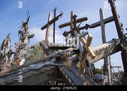 Jurgaiciai, Litauen - 12. September 2024: Der Hügel der Kreuze ist ein Wallfahrtsort etwa 12 km nördlich der Stadt Siauliai im Norden Litauens. Info Stockfoto