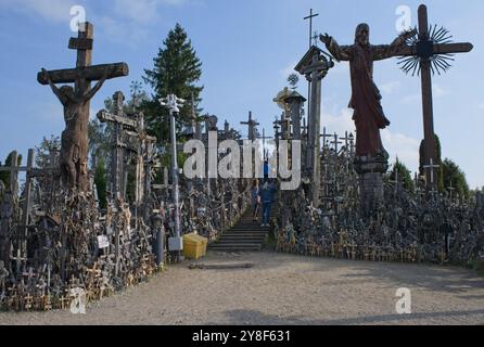 Jurgaiciai, Litauen - 12. September 2024: Der Hügel der Kreuze ist ein Wallfahrtsort etwa 12 km nördlich der Stadt Siauliai im Norden Litauens. Info Stockfoto