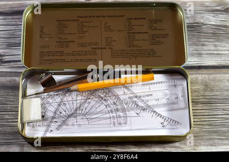 Mathematische Instrumentenkasten, Geometrieset im Metallkoffer für Schüler in der Schule, Winkelmesser, Dreieck, Bleistift, Lineal, Radierer, Kompass, zurück zur Schule A Stockfoto