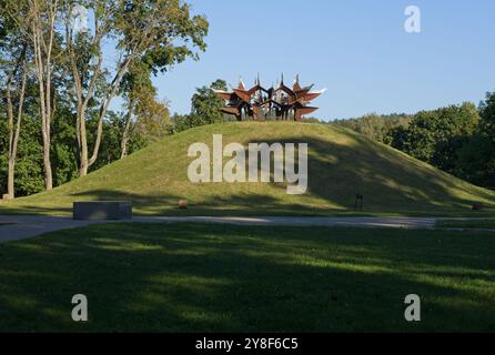 Vilnius, Litauen - 21. September 2024: TUSKULENAI-Gedenkkomplex der sowjetischen NKGB-Opfer. Leute, die in Vilnius laufen. Straßen, Gebäude. Lifestyle im Stockfoto