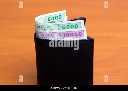 Zentralafrikanisches Geld - CFA-Franc in der schwarzen Brieftasche Stockfoto