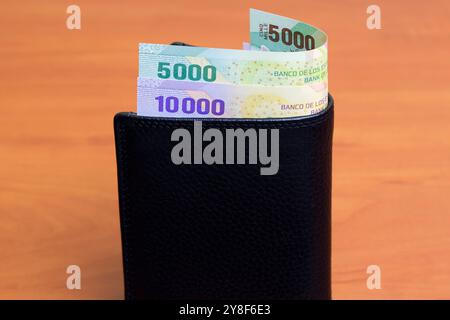 Zentralafrikanisches Geld - CFA-Franc in der schwarzen Brieftasche Stockfoto