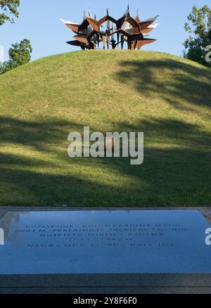 Vilnius, Litauen - 21. September 2024: TUSKULENAI-Gedenkkomplex der sowjetischen NKGB-Opfer. Leute, die in Vilnius laufen. Straßen, Gebäude. Lifestyle im Stockfoto