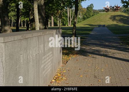 Vilnius, Litauen - 21. September 2024: TUSKULENAI-Gedenkkomplex der sowjetischen NKGB-Opfer. Leute, die in Vilnius laufen. Straßen, Gebäude. Lifestyle im Stockfoto