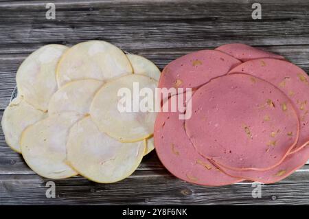 Rindfleisch und Hühnchen Mittagessen Fleisch, Mittagessen gekocht in Scheiben geschnittene kalte Delikatessen Delikatessen Rindfleisch mit Oliven und Hühnchenscheiben Mittagessen Fleisch, Wurst, in Scheiben geschnitten c Stockfoto