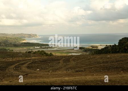 Ein Fernblick auf den Strand von Marosi und die angrenzenden Küstenhügel in Lamboya, West Sumba, East Nusa Tenggara, Indonesien. Stockfoto