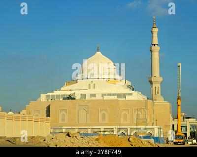 Kairo, Ägypten, 21. September 2024: Eine neue Moschee im Bau mit Gerüsten um die Kuppel, mit einem hohen Minarett der Masjid, neue Moschee mit sc Stockfoto