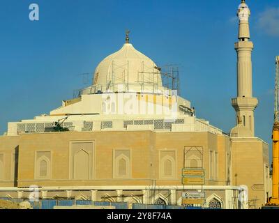 Kairo, Ägypten, 21. September 2024: Eine neue Moschee im Bau mit Gerüsten um die Kuppel, mit einem hohen Minarett der Masjid, neue Moschee mit sc Stockfoto