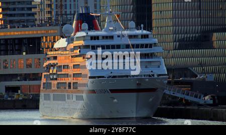 Das Kreuzfahrtschiff MS Europa liegt am Terminal in der Hamburger HafenCity. *** Das Kreuzfahrtschiff MS Europa liegt am Terminal in der HafenCity Hamburgs Stockfoto