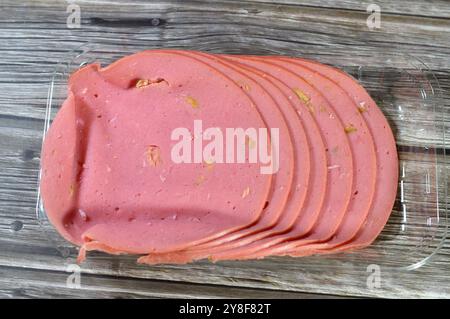 Mittags Fleisch mit Oliven, Wurstwaren, mittags gekochte, in Scheiben geschnittene kalte Delikatessen, Feinkostfleisch, vorgekochtes oder geräuchertes Fleisch, das in Scheiben geschnitten und kalt serviert wird Stockfoto