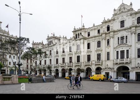 Blick auf die Plaza San Martín, einer der repräsentativsten öffentlichen Bereiche der Stadt Lima, Peru. Stockfoto