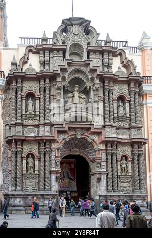 Detail der Basilika und der Priory Nuestra Señora de la Merced, einer römisch-katholischen Kirche in Lima, Peru, im barocken Stil der Churrigueresken gestaltet Stockfoto