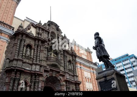 Detail der Basilika und der Priory Nuestra Señora de la Merced, einer römisch-katholischen Kirche in Lima, Peru, im barocken Stil der Churrigueresken gestaltet Stockfoto