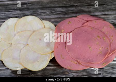 Rindfleisch und Hühnchen Mittagessen Fleisch, Mittagessen gekocht in Scheiben geschnittene kalte Delikatessen Delikatessen Rindfleisch mit Oliven und Hühnchenscheiben Mittagessen Fleisch, Wurst, in Scheiben geschnitten c Stockfoto