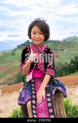 Junge Hmong Mädchen mit traditionellen Kleid posiert für die Kamera am Berg Sicht von Mon Cham, Provinz Chiang Mai, Thailand Stockfoto