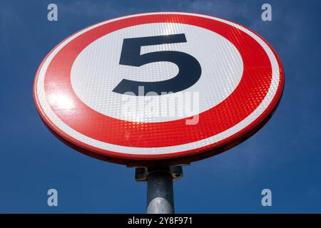 Niederländisches Straßenschild: Geschwindigkeitsbegrenzung 5 km/h Stockfoto