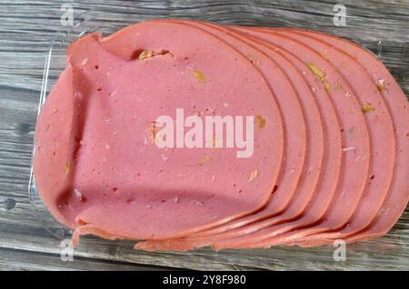 Mittags Fleisch mit Oliven, Wurstwaren, mittags gekochte, in Scheiben geschnittene kalte Delikatessen, Feinkostfleisch, vorgekochtes oder geräuchertes Fleisch, das in Scheiben geschnitten und kalt serviert wird Stockfoto