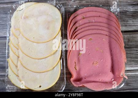 Rindfleisch und Hühnchen Mittagessen Fleisch, Mittagessen gekocht in Scheiben geschnittene kalte Delikatessen Delikatessen Rindfleisch mit Oliven und Hühnchenscheiben Mittagessen Fleisch, Wurst, in Scheiben geschnitten c Stockfoto