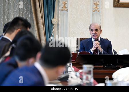 Islamabad. Oktober 2024. Der pakistanische Premierminister Shehbaz Sharif spricht während eines Interviews mit chinesischen Medien in Islamabad, der Hauptstadt Pakistans am 2. Oktober 2024. Die einzigartige chinesische Modernisierung dient Pakistan als Modell zur Förderung der wirtschaftlichen Entwicklung, sagte der pakistanische Premierminister Shehbaz Sharif und beglückwünschte ihn zum 75. Jahrestag der Gründung der Volksrepublik China. Quelle: Ahmad Kamal/Xinhua/Alamy Live News Stockfoto