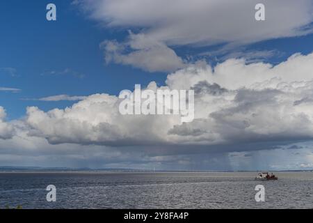 Es regnete über die Severn Bridge und die Bagger City of Cardiff Richtung Avonmouth Docks Stockfoto