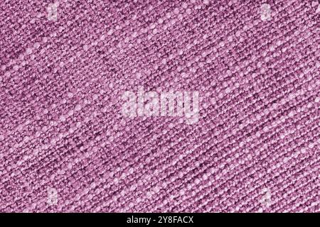 Rosafarbener Stoff mit Jacquard-Diagonalgewebe und grober Webstruktur. Textilhintergrund, Möbel Textilmaterial, Tapete, Hintergrund. Stoffstruktur Stockfoto