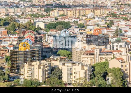 Blick aus der Vogelperspektive auf moderne Glasgebäude in Cagliari, Italien, in der Gegend von Monreale und Pirri Stockfoto