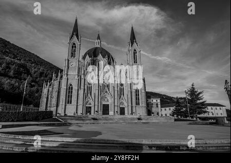 Castelpetroso, Molise. Heiligtum der Madonna Addolorata. Das Heiligtum, das mit der Verlegung des ersten Steins am 28. September 1890 begann und com Stockfoto