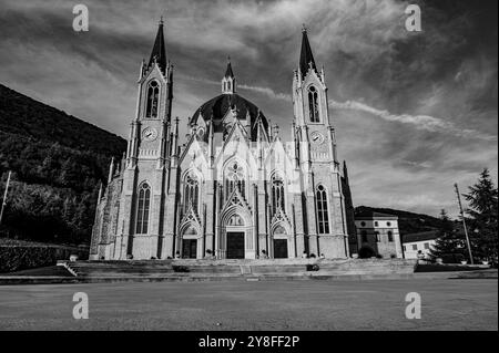 Castelpetroso, Molise. Heiligtum der Madonna Addolorata. Das Heiligtum, das mit der Verlegung des ersten Steins am 28. September 1890 begann und com Stockfoto