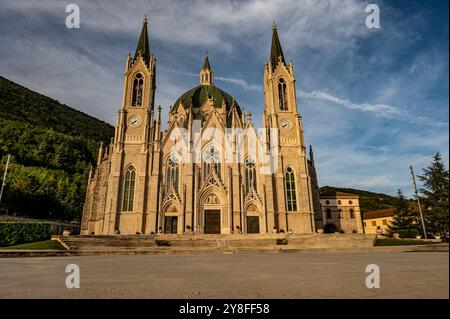 Castelpetroso, Molise. Heiligtum der Madonna Addolorata. Das Heiligtum, das mit der Verlegung des ersten Steins am 28. September 1890 begann und com Stockfoto